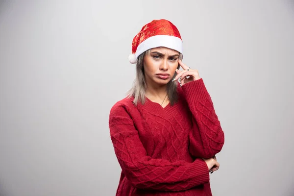 Ung Kvinna Röd Tröja Tänker Intensivt Högkvalitativt Foto — Stockfoto