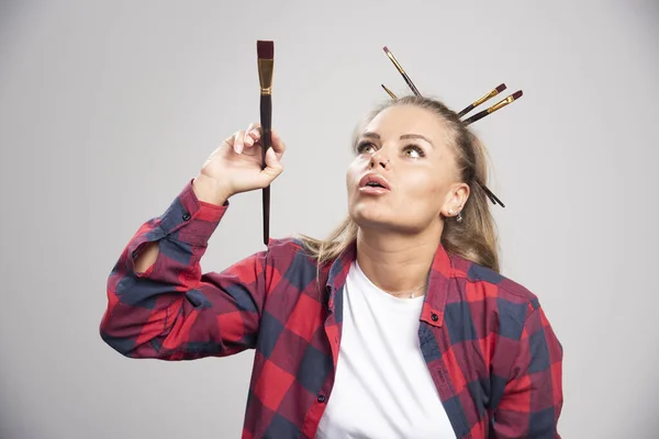 Artista Loira Pintando Chão Com Escova Foto Alta Qualidade — Fotografia de Stock