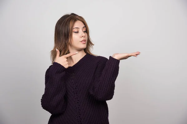 Giovane Bella Donna Caldo Maglione Maglia Che Punta Mano Foto — Foto Stock