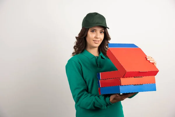 Egy Pizzafutár Felnyitotta Pizzás Dobozt Kiváló Minőségű Fénykép — Stock Fotó
