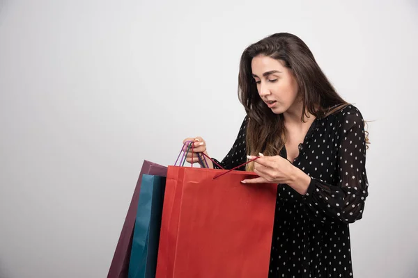 Jonge Vrouw Model Zoek Naar Winkeltassen Een Witte Achtergrond Hoge — Stockfoto