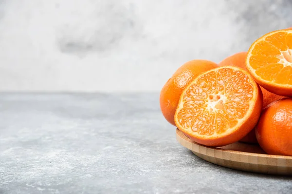 Šťavnaté Pomerančové Plody Plátky Dřevěné Desce Kamenném Pozadí Kvalitní Fotografie — Stock fotografie