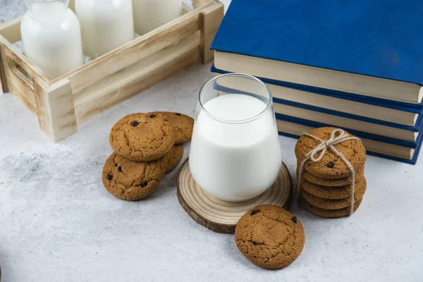 Una Taza Leche Con Galletas Chocolate Una Tabla Madera Foto — Foto de Stock