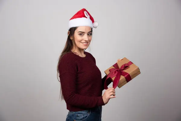 Fille Souriante Dans Chapeau Santa Tenant Boîte Cadeau Sur Fond — Photo