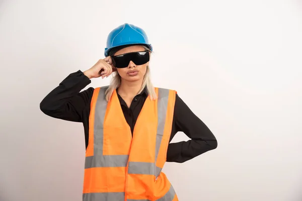 Женщина Строитель Позирует Очках Шлеме Высокое Качество Фото — стоковое фото