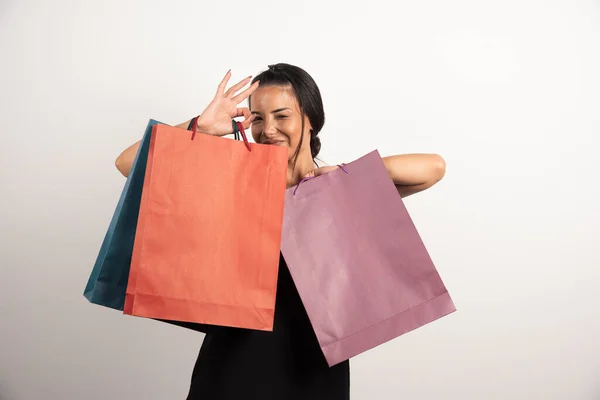 Mujer Feliz Mostrando Bolsas Compras Sobre Fondo Blanco Foto Alta —  Fotos de Stock