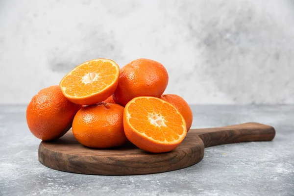 Dřevěná Deska Plná Šťavnatého Pomerančového Ovoce Plátky Kamenném Pozadí Kvalitní — Stock fotografie