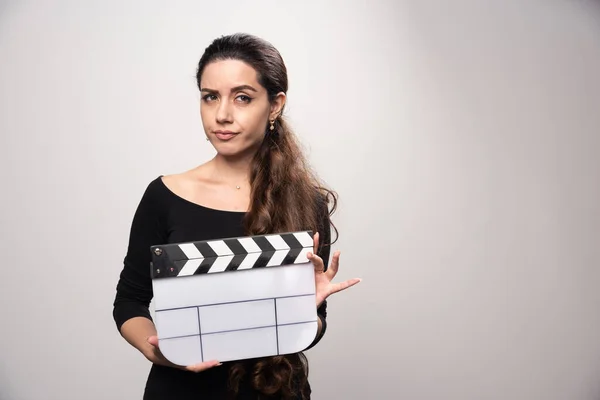 Filmmaker Girl Holding Open Clapper Board Looking Confused Overthinking High — Stock Photo, Image