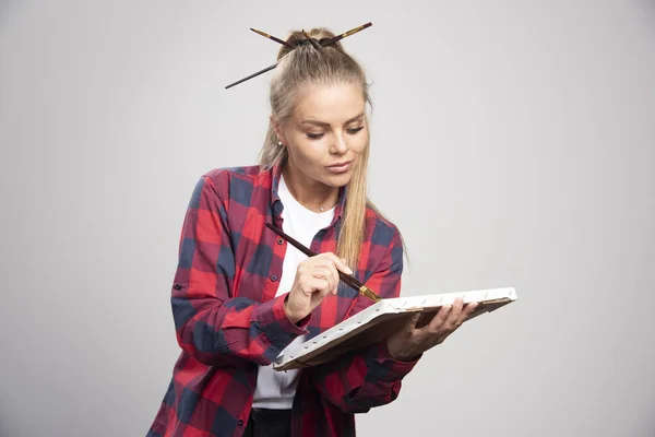 Blonde Künstlerin Beim Malen Mit Pinseln Auf Einer Weißen Leinwand — Stockfoto