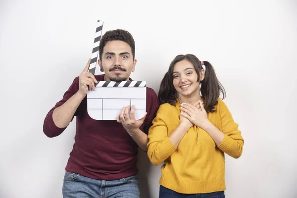 Joven Linda Pareja Posando Con Una Cinta Cine Foto Alta —  Fotos de Stock