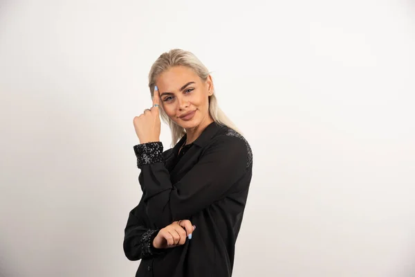 Mooie Vrouw Zwart Shirt Poserend Een Witte Achtergrond Hoge Kwaliteit — Stockfoto