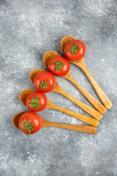Wooden Spoons Red Fresh Tomatoes Marble Background High Quality Photo — Stock Photo, Image