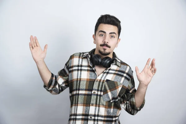 Imagem Homem Bonito Com Fones Ouvido Posando Sobre Parede Branca — Fotografia de Stock