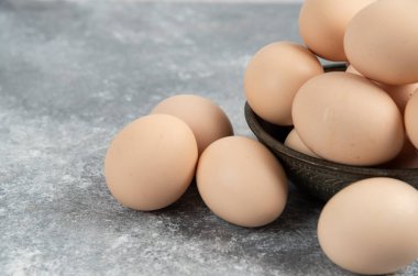 Mermer arka planda pişmemiş yumurta kasesi. Yüksek kalite fotoğraf