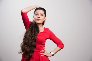 Mutlu genç kız elleri başının üstünde. Yüksek kalite fotoğraf