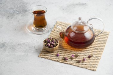 Bir bardak çay, kurumuş güller ve çaydanlık. Yüksek kaliteli fotoğraf.