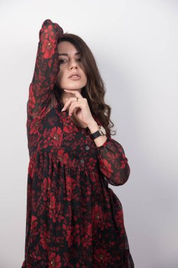 Stüdyoda poz veren uzun saçlı genç kadının portresi. Yüksek kalite fotoğraf