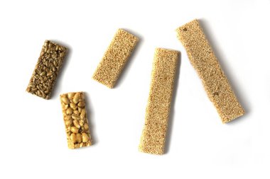 Beyaz zemin üzerinde farklı tipte tahıl