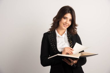 Pozitif öğretmen açık defterle poz veriyor. Yüksek kalite fotoğraf