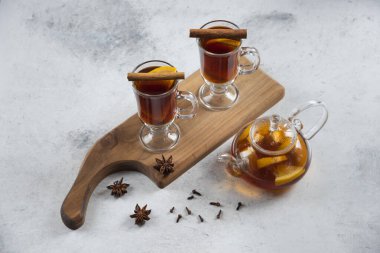 İki fincan çay ve tarçın çubuğu. Yüksek kalite fotoğraf