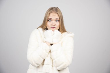 Kışın giyinmiş güzel bir kadın şokta. Yüksek kaliteli illüstrasyon