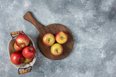 Tahtada ve sepette taze olgun elma yığını. Yüksek kalite fotoğraf