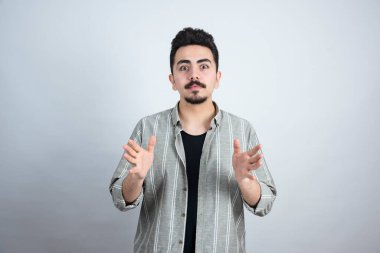 Sakallı ve poz veren yakışıklı bir genç. Yüksek kalite fotoğraf