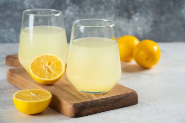 Tahta bir tahtanın üzerinde iki bardak lezzetli limonata. Yüksek kalite fotoğraf