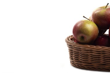 Beyaz arka planda izole edilmiş sulu elma sepeti. Yüksek kalite fotoğraf