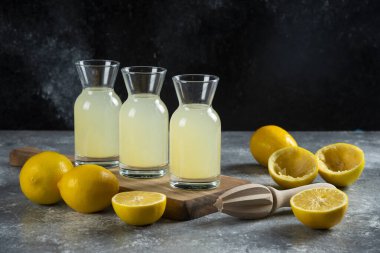 Tahta bir tahtanın üzerinde üç bardak limon suyu. Yüksek kalite fotoğraf