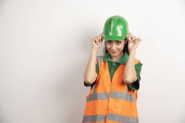 Kasklı kadın inşaat mühendisi. Yüksek kalite fotoğraf
