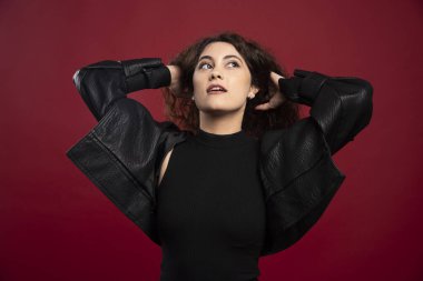 Siyah elbiseli ve makyajlı genç bir kadın. Yüksek kalite fotoğraf