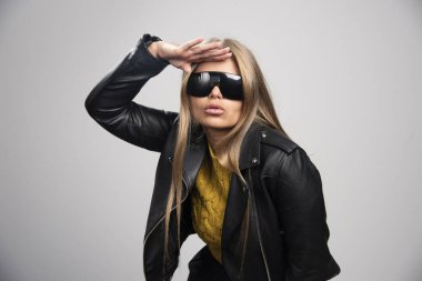 Siyah güneş gözlüklü sarışın ünlü kendinden emin ve gururlu görünüyor. Yüksek kalite fotoğraf