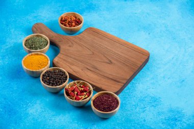 Ahşap tahtanın etrafında organik baharat çeşitleri. Yüksek kalite fotoğraf