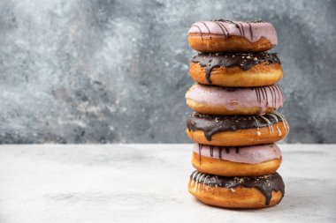 Beyaz masada bir yığın jöleli çikolata ve pembe çörek. Yüksek kalite fotoğraf