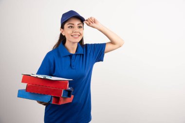 Elinde pizza kartonuyla gülümseyen kadın kurye. Yüksek kalite fotoğraf