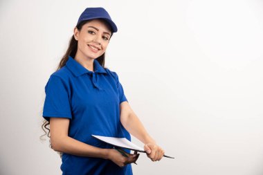 Elinde dosya olan teslimatçı kadının portresi. Yüksek kalite fotoğraf