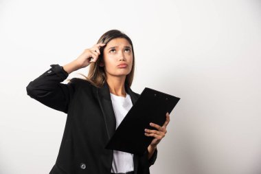 İş kadını elinde bir belge tutuyor. Yüksek kalite fotoğraf