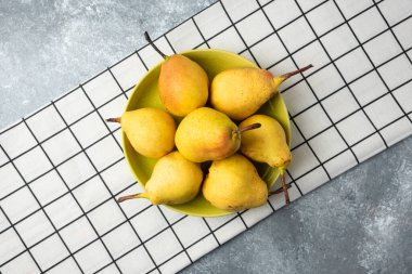 Yeşil armutlar yeşil tabakta işaretli havluda. Yüksek kalite fotoğraf