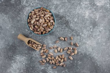 Çiğ fasulye ve tahta kaşık mermer arka planda. Yüksek kalite fotoğraf