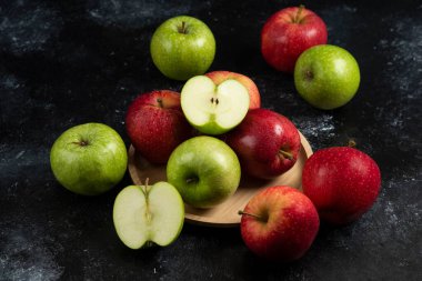 Tam ve dilimlenmiş yeşil ve ahşap tabakta kırmızı elmalar. Yüksek kalite fotoğraf