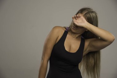 Spor sutyen giyen kadın model elini alnına koydu ve yorgun görünüyordu. Yüksek kalite fotoğraf