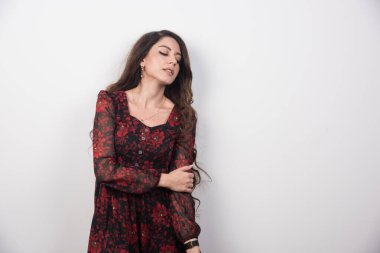 Yan tarafına bakan uzun saçlı bir kadının portresi. Yüksek kalite fotoğraf