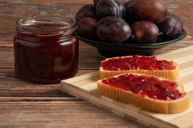 Cam bir kavanozda erikli tost. Yüksek kalite fotoğraf