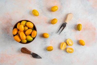 Kasedeki ve yerdeki kumkatların en üst görüntüsü. Yüksek kalite fotoğraf