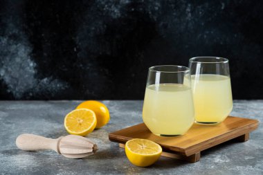 Limon dilimleri ve ahşap reçelli limonata dolu bardaklar. Yüksek kalite fotoğraf