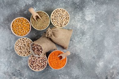 Mermer yüzeyde işlenmemiş kuru baklagillerin bileşimi. Yüksek kalite fotoğraf