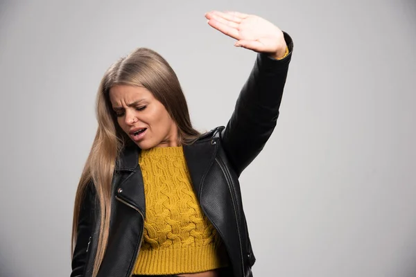 Ragazza Bionda Giacca Pelle Nera Copre Luce Delle Telecamere Mantenersi — Foto Stock