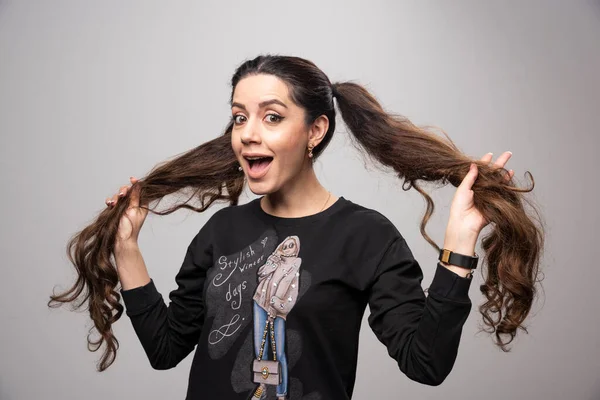 Mujer Joven Con Sudadera Casual Mostrando Sus Coletas Foto Alta —  Fotos de Stock