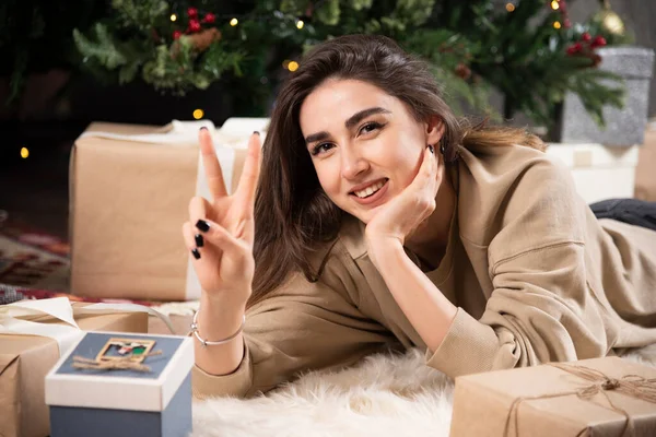 Femme Souriante Couchée Sur Tapis Moelleux Avec Des Cadeaux Noël — Photo